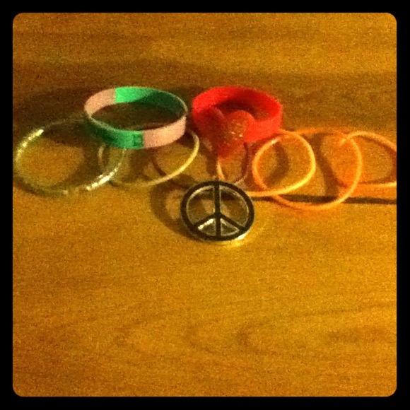 Rubber/elastic bracelets! With black peace sign