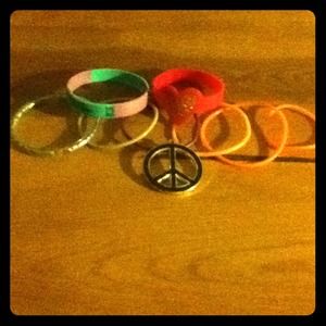 Rubber/elastic bracelets! With black peace sign