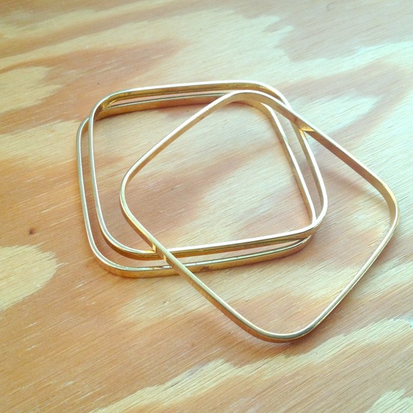 Jewelry - 🔴SOLD🔴 Gold bangles