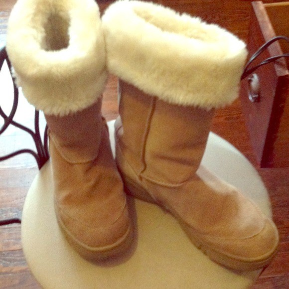 Tan boots w cream fur sSize6 but more like a 6.5