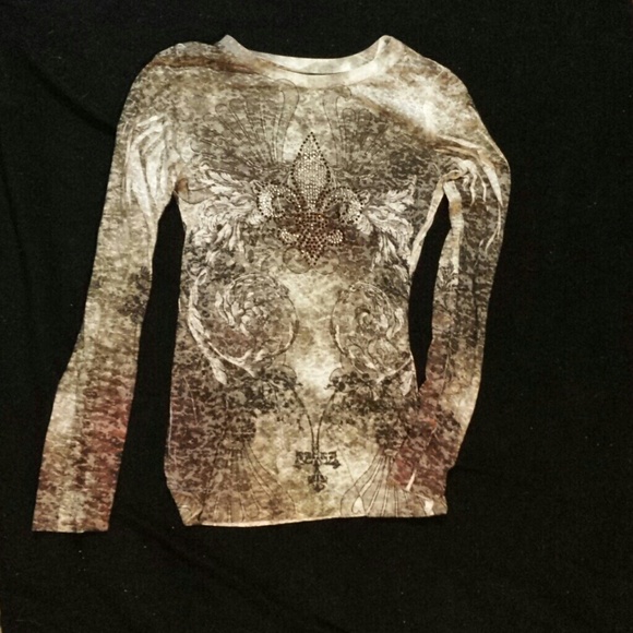 * Long sleeve -Fleur-de-lis print on front *
