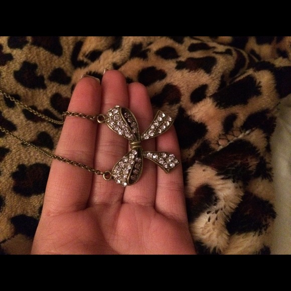 Bow necklace