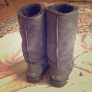 Tall Used Grey Uggs! 💛