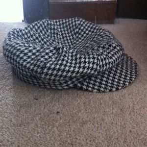 Hot Topic houndstooth newsboy hat