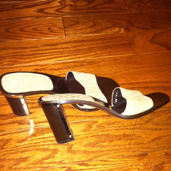 Gucci Shoes - ⬇️Authentic gucci slides
