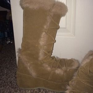 Boots with the fur