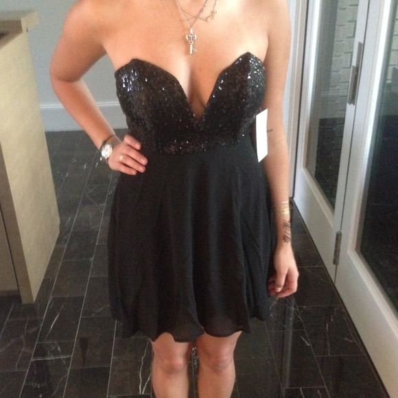 Tobi Brooke dress in black - Picture 3 of 3