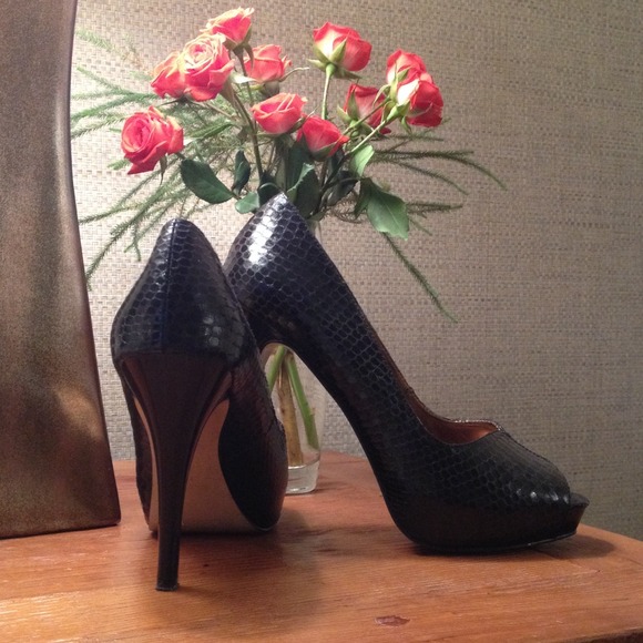 🎉HP🎈Black Nine West Snake Skin shoes 7 1/2 - Picture 2 of 4