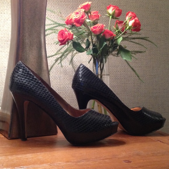 🎉HP🎈Black Nine West Snake Skin shoes 7 1/2 - Picture 4 of 4