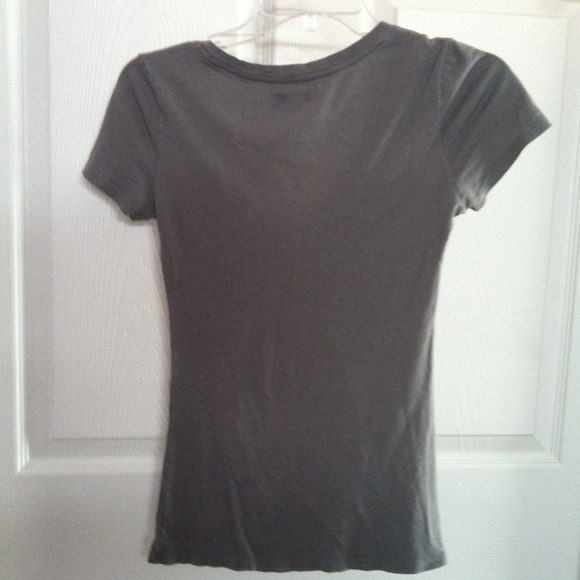 American Eagle Graphic V Neck - Picture 2 of 4