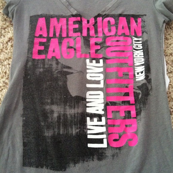 American Eagle Graphic V Neck - Picture 3 of 4