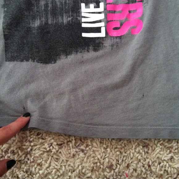 American Eagle Graphic V Neck - Picture 4 of 4