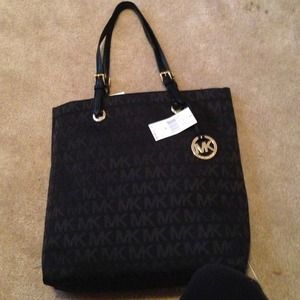 Michael kors black signature tote. New. Authentic