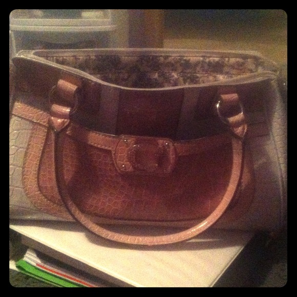 Cute Guess purse! - Picture 1 of 3
