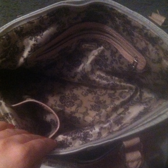 Cute Guess purse! - Picture 2 of 3