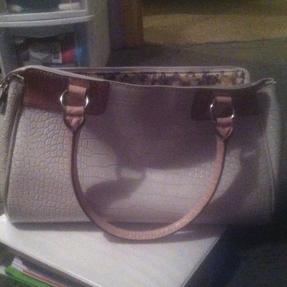 Cute Guess purse! - Picture 3 of 3