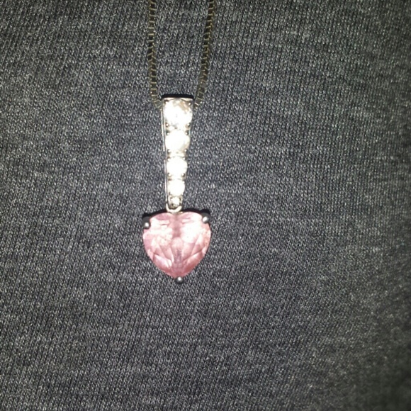 10K White Gold Heart Pendant with chain. - Picture 2 of 3