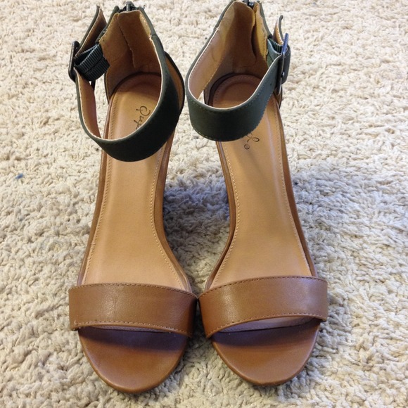 RESERVED for @ap260691  cognac & olive wedges Sz 7
