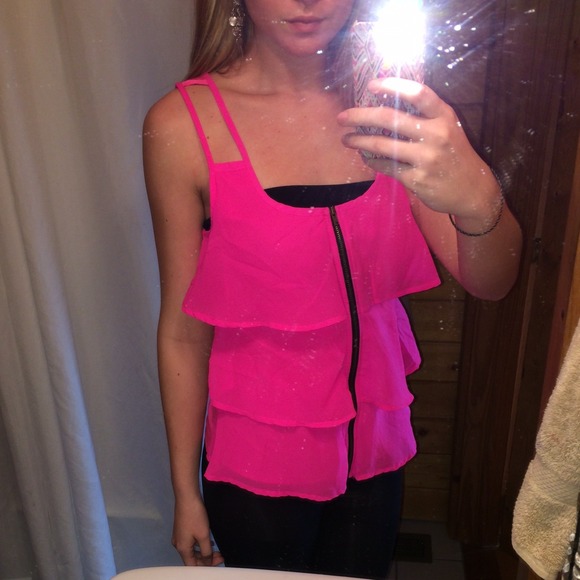 🚫🚫🚫BUNDLED🚫🚫🚫Hot pink party top!