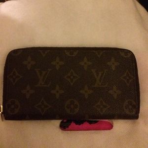 Lv wallet no box good condition smoke and pet free