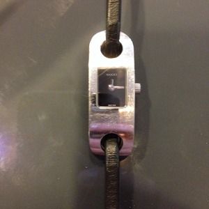 Gucci 6100L Leather Watch