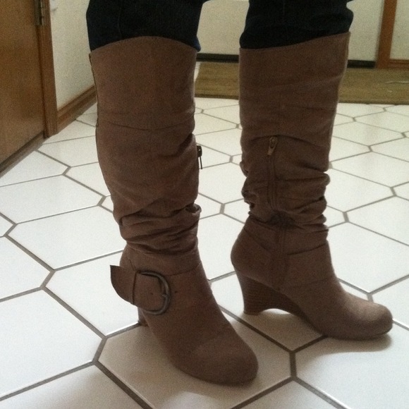 Adorable, tan, faux suede boots 👢