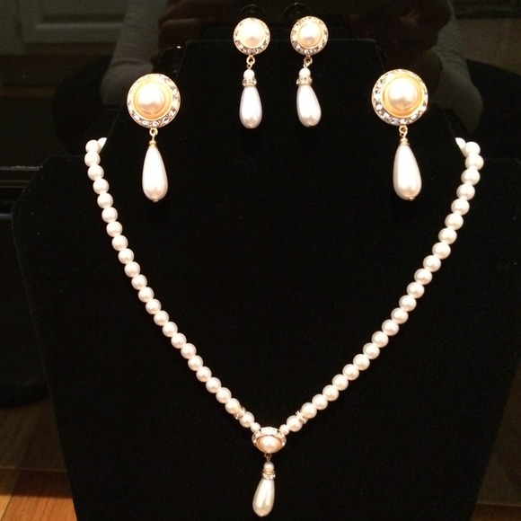 REDUCED- Pearl, diamond and gold costume set.
