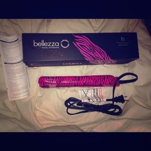 Bellezza hair straightner. Heats to 450 in 30 sec