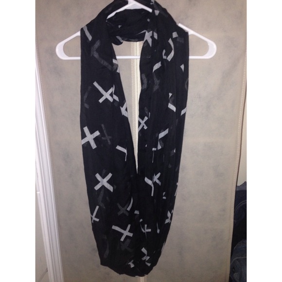 📛sold in bundle📛 Infinity circle cross scarf!