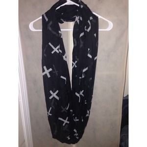 📛sold in bundle📛 Infinity circle cross scarf!