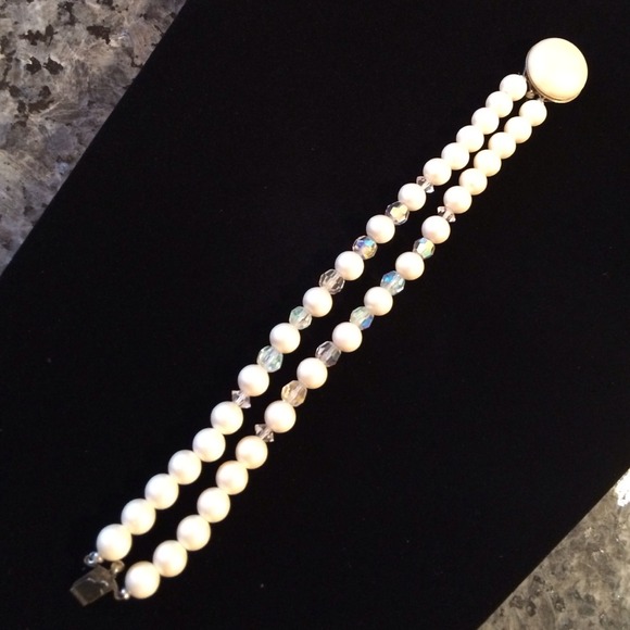 Truly vintage pearl crystal bead bracelet.