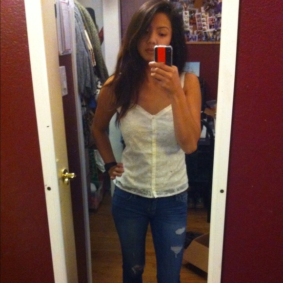 🚫SOLD. White Abercrombie top fits like xs/sm.