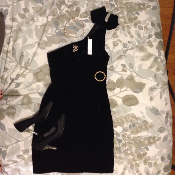 Trina Turk Dresses & Skirts - 🎉 HOST Pick! Brand new black velvet dress.