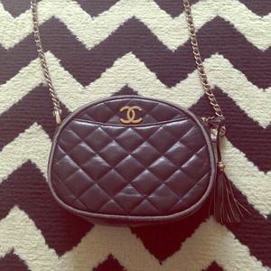 Adorable CHANEL quilted bag with gold hardware