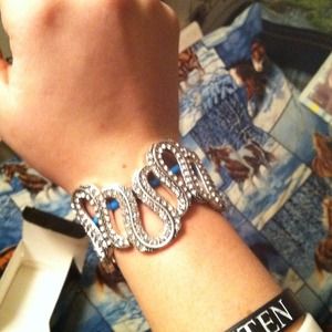 Stretchable bracket by Mark