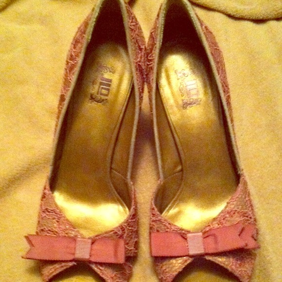 📌SOLD📌Darkish Pink colored heels with gold back