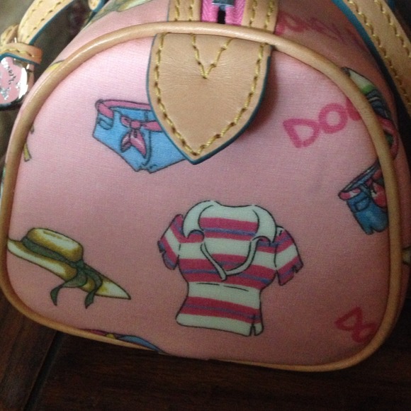 Dooney & Bourke pink Miami barrel bag. Brand new - Picture 3 of 4