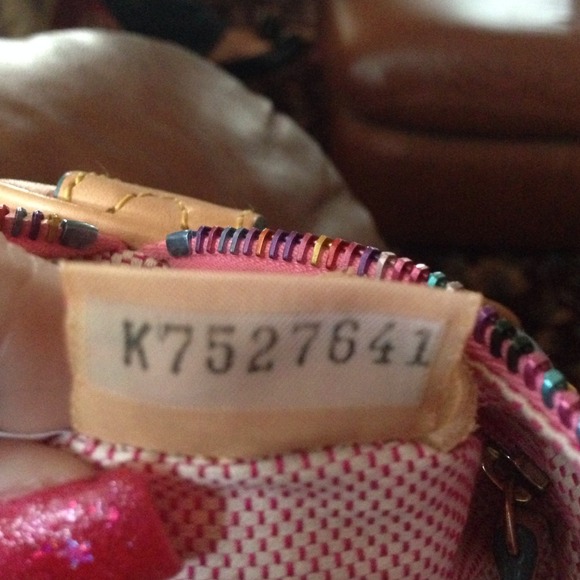 Dooney & Bourke pink Miami barrel bag. Brand new - Picture 4 of 4