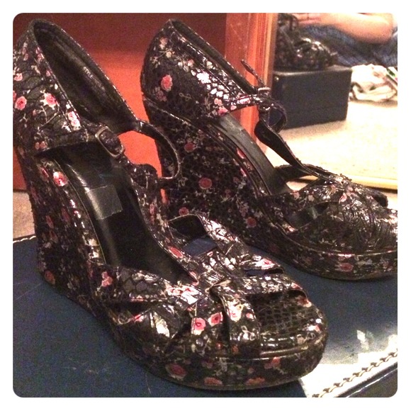Wet seal wedge heal with cherry blossom pattern