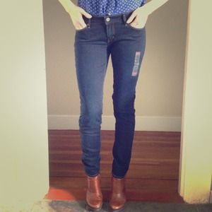Levi's demi curve skinny jeans. Never been worn!