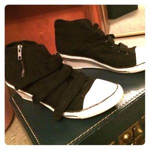 Black mini wedges