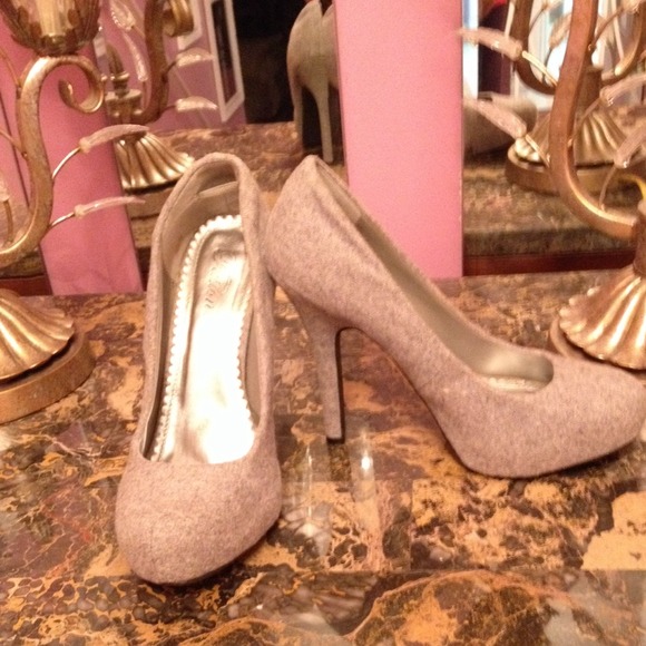 SOLD!!  Cute Gray Pumps 💕