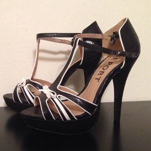Beautiful high heel shoe - 61/2 ($10)