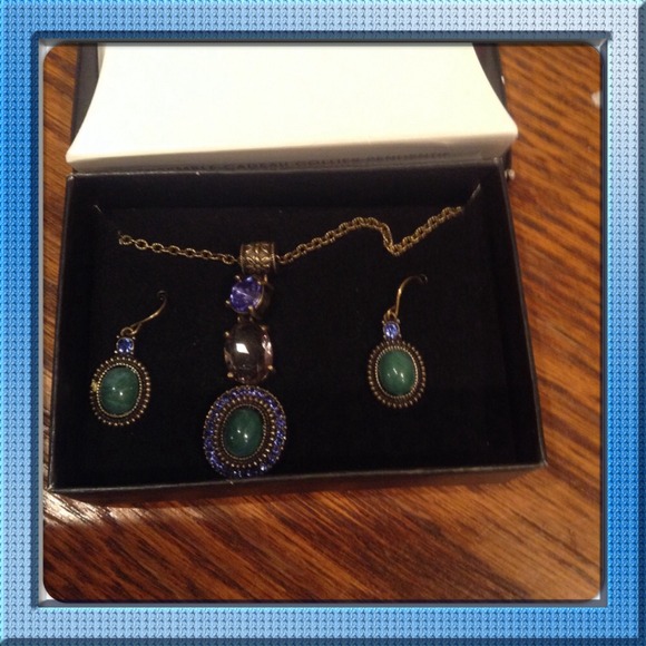 Beautiful necklace and earring set🚫sold🚫