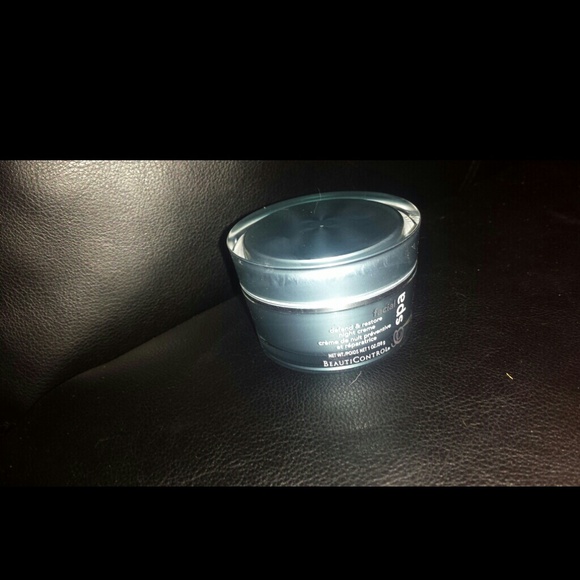 SOLD Facial defend & restore night creme spa