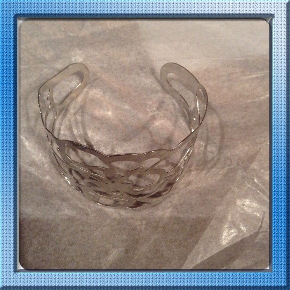 Silvertone cuff bracelet🌟must b bundled🌟 - Picture 2 of 2