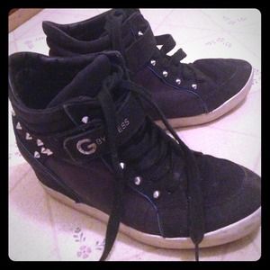 *Reduced price *Guess sneaker shoe size 7