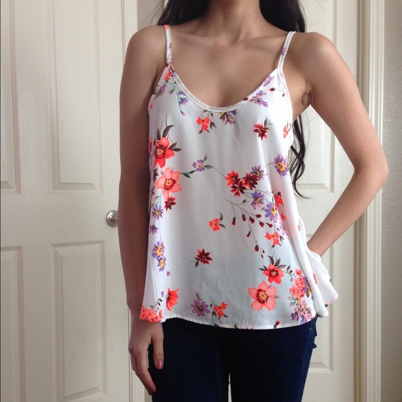 ❌SOLD❌NWT White Floral Tank