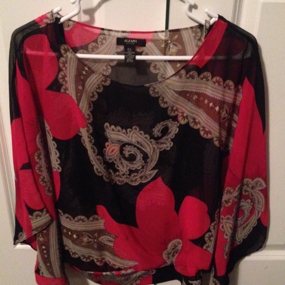 Gorgeous flowing sleeve top