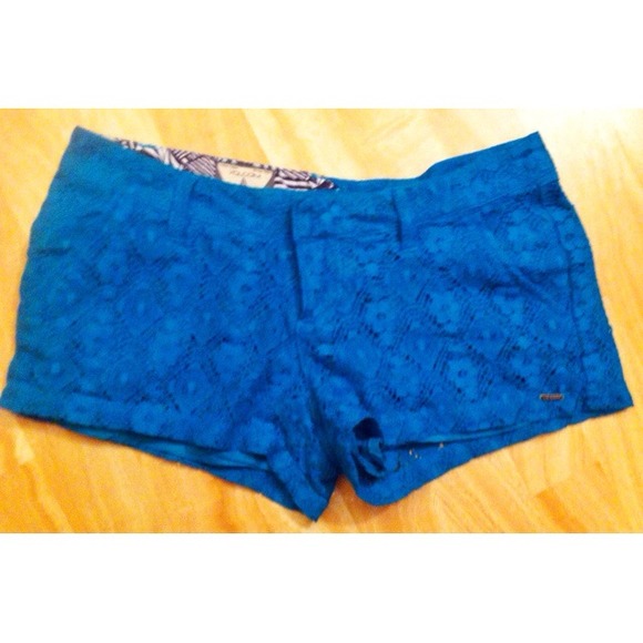 💕VOLCOM GREEN LACE SHORTS💕